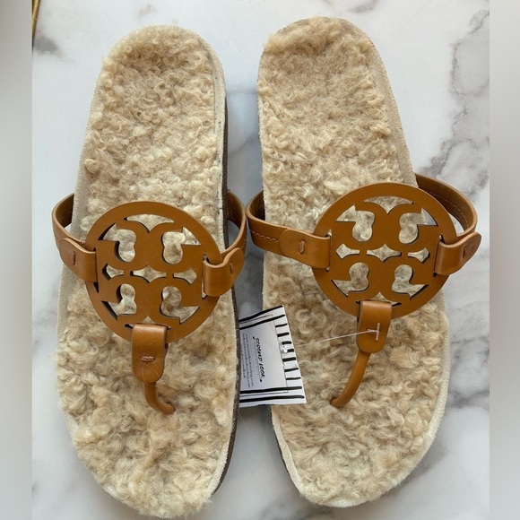 Tory Burch Miller Cloud Shearling Medallion Thong Sandals in Size 10 new - Picture 1 of 2